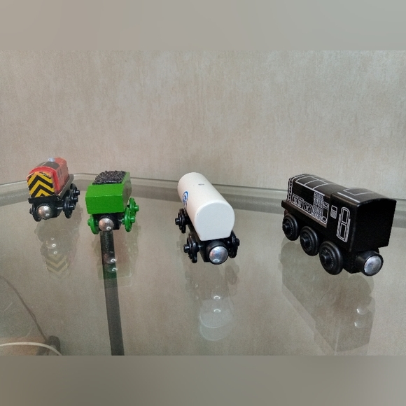 Vintage Thomas the Tank Engine & Friends storage case w/ 4 wooden train pieces - Picture 15 of 16